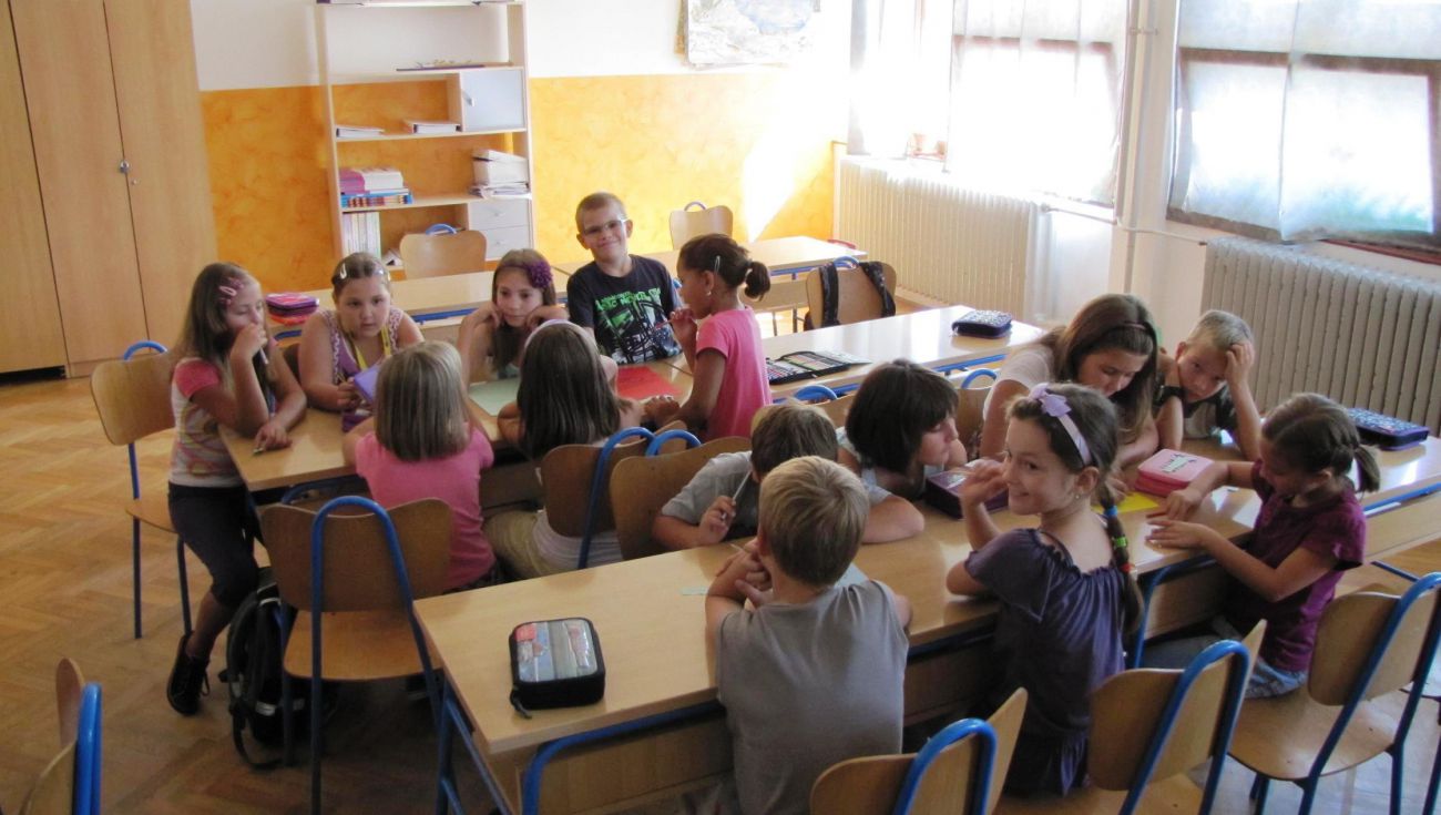 učenici 3.a tijekom kreativne radionice -Pišemo priču zajedno-